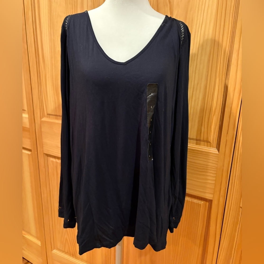 Banana Republic long sleeve V-neck top black featuring lattice detailing Wmns L